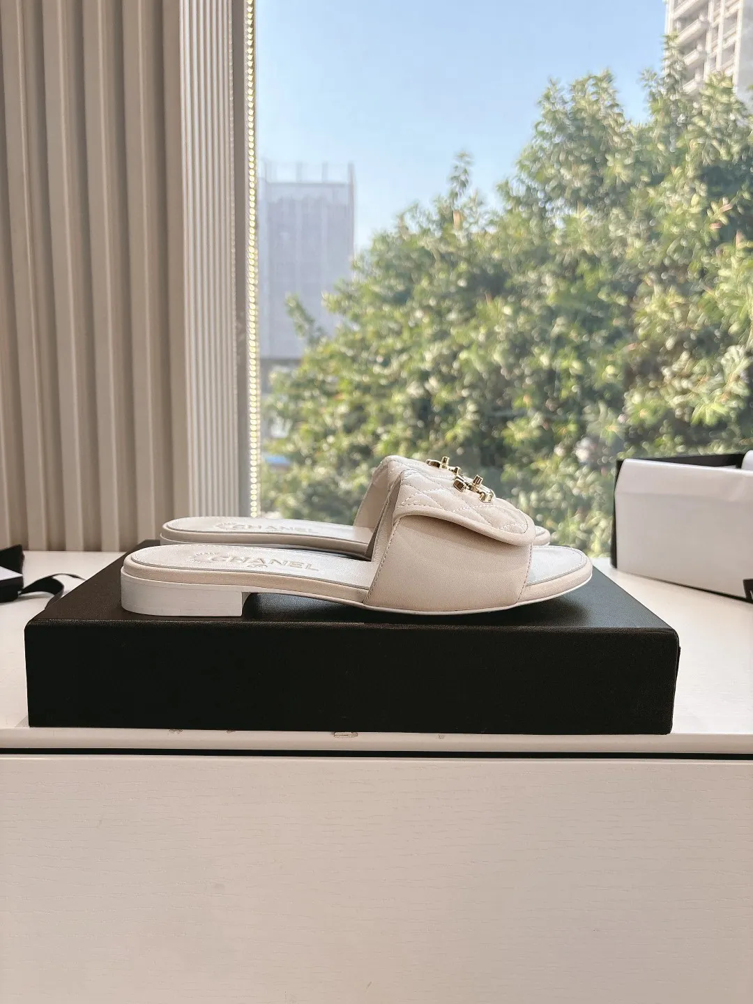 👟👟Ex-factory price 500👟👟 💖💖CHANEL Chanel's most popular flat-soled rhombus slippers. The counters are crazy. The photos are popular on all major social platforms. This catwalk style is absolutely too handsome. It is definitely the most popular style this season. The fairies at the counter are really knowledgeable. They don't get stuck or rub your feet. The texture is very soft and comfortable on the feet. Super versatile. 1⃣️Material: cowhide 2⃣️Inner lining: Environmentally friendly imported sheepskin lining 3⃣️Outsole: Genuine leather bottom 4⃣️Code number: 35-39 (40.41. Customized)